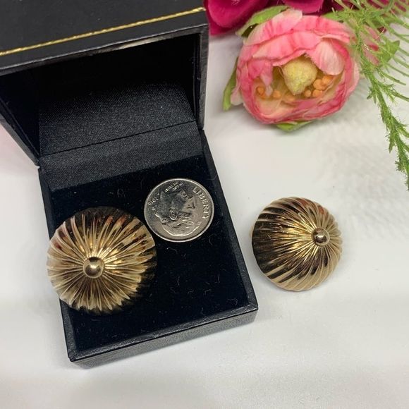 VINTAGE⚜️RARE NAPIER Tufted Golden Domed Clip Earrings - Picture 6 of 6